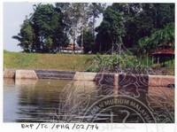 SURVEI KAWASAN SEKITAR TASIK CHINI DAN PENEMPATAN PENDUDUK ORANG ASLI YANG MENGHUNI SEKITAR KAWASANNYA PADA 27 OKTOBER 2002