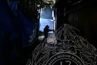 PEMANTAUAN DAN DOKUMENTASI KERJA SANDBLASTING LOKOMOTIF WAP 531.01 DI MUZIUM NEGARA