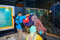 MENGAMBIL GAMBAR UNTUK PEMBUBARAN PAMERAN RAJA KITA