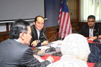 KUNJUNGAN MESRA KE JMM SERTA PERBINCANGAN MENGENAI PERUNDANGAN  DAN AKTA PERNUBUHAN MUZIUM DENGAN LEMBAGA TABUNG HAJI DI BILIK PERSIDANGAN