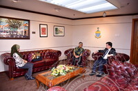 HMA 2024 - PENYERAHAN CENDERAMATA KEPADA CM PULAU PINANG DARI JMM