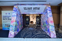 PANEL BY PANEL PAMERAN EVOLUSI MATAWANG