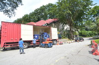 MENGAMBIL GAMBAR BAGI PROSES PENYERAHAN KOLEKSI CAMBODIA KEPADA KONTRAKTOR