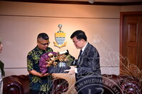 HMA 2024 - PENYERAHAN CENDERAMATA KEPADA CM PULAU PINANG DARI JMM