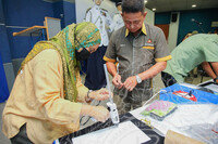 BENGKEL KONSERVASI TEKSTIL : PENJAGAAN PAKAIAN ISTIADAT PREVENTIF DAN KURATIF