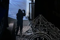 PEMANTAUAN DAN DOKUMENTASI KERJA SANDBLASTING LOKOMOTIF WAP 531.01 DI MUZIUM NEGARA