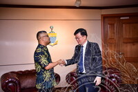 HMA 2024 - PENYERAHAN CENDERAMATA KEPADA CM PULAU PINANG DARI JMM