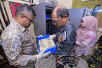 PROSES PEMBUKAAN PETI BESI DI REPOSITORI