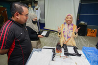 BENGKEL KONSERVASI TEKSTIL : PENJAGAAN PAKAIAN ISTIADAT PREVENTIF DAN KURATIF