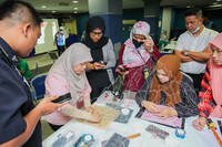 BENGKEL KONSERVASI TEKSTIL : PENJAGAAN PAKAIAN ISTIADAT PREVENTIF DAN KURATIF