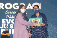 Program Bersempena Pameran Evolusi Baju Seragam Jururawat