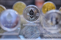 PANEL BY PANEL PAMERAN EVOLUSI MATAWANG