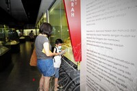 AKTIVITI HUJUNG MINGGU  DI LOBI MUZIUM NEGARA