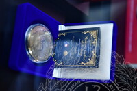 PANEL BY PANEL PAMERAN EVOLUSI MATAWANG