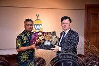 HMA 2024 - PENYERAHAN CENDERAMATA KEPADA CM PULAU PINANG DARI JMM