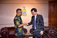 HMA 2024 - PENYERAHAN CENDERAMATA KEPADA CM PULAU PINANG DARI JMM