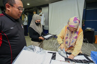 BENGKEL KONSERVASI TEKSTIL : PENJAGAAN PAKAIAN ISTIADAT PREVENTIF DAN KURATIF