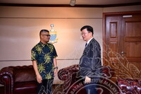 HMA 2024 - PENYERAHAN CENDERAMATA KEPADA CM PULAU PINANG DARI JMM