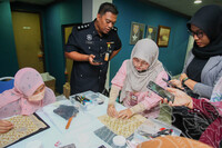 BENGKEL KONSERVASI TEKSTIL : PENJAGAAN PAKAIAN ISTIADAT PREVENTIF DAN KURATIF