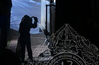 PEMANTAUAN DAN DOKUMENTASI KERJA SANDBLASTING LOKOMOTIF WAP 531.01 DI MUZIUM NEGARA