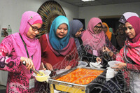 SEMBANG SANTAI MINUM PETANG WANITA BERBICARA