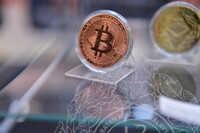 PANEL BY PANEL PAMERAN EVOLUSI MATAWANG