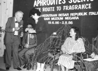 PAMERAN BAU AFRODIT PUNCA KEHARUMAN