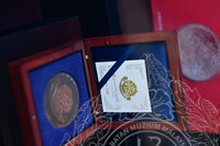 PANEL BY PANEL PAMERAN EVOLUSI MATAWANG