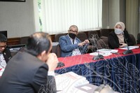 KUNJUNGAN MESRA KE JMM SERTA PERBINCANGAN MENGENAI PERUNDANGAN  DAN AKTA PERNUBUHAN MUZIUM DENGAN LEMBAGA TABUNG HAJI DI BILIK PERSIDANGAN