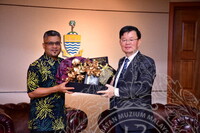 HMA 2024 - PENYERAHAN CENDERAMATA KEPADA CM PULAU PINANG DARI JMM