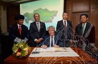 PERASMIAN PAMERAN KAZAKSTAN GOLDEN MAN