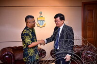 HMA 2024 - PENYERAHAN CENDERAMATA KEPADA CM PULAU PINANG DARI JMM