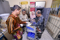 PROSES PEMBUKAAN PETI BESI DI REPOSITORI