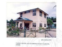 PENYELIDIKAN SURVEI ARKEOLOGI PERTUKAAN DAN EXPLORASI AWAL KOTA PURBA, LINGGIU, KOTA TINGGI JOHOR, PADA 04.08.2005,