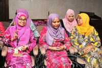 SEMBANG SANTAI MINUM PETANG WANITA BERBICARA